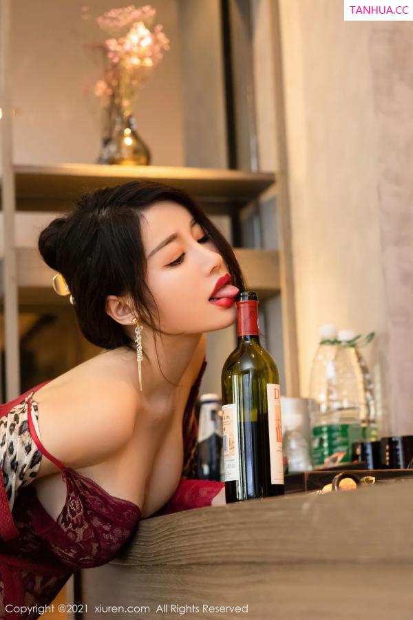 美七Mia  美七Mia的剧情主题 送瓶红酒到房间第52张图片